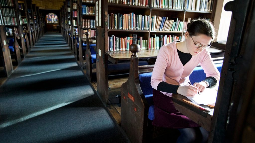 A Complete Guide to Thesis Writing and the Benefits of Online Printing for Students in Italy